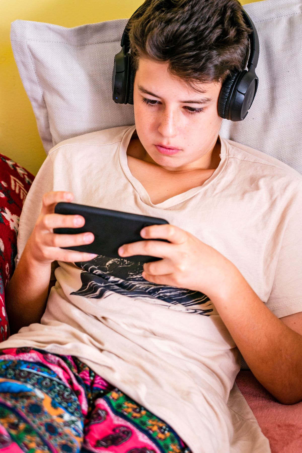 Adolescente absorto en la pantalla