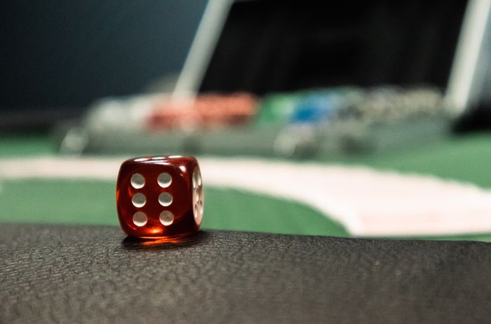 Moderne Spielautomaten in einem Casino mit bunten Lichtern und Displays