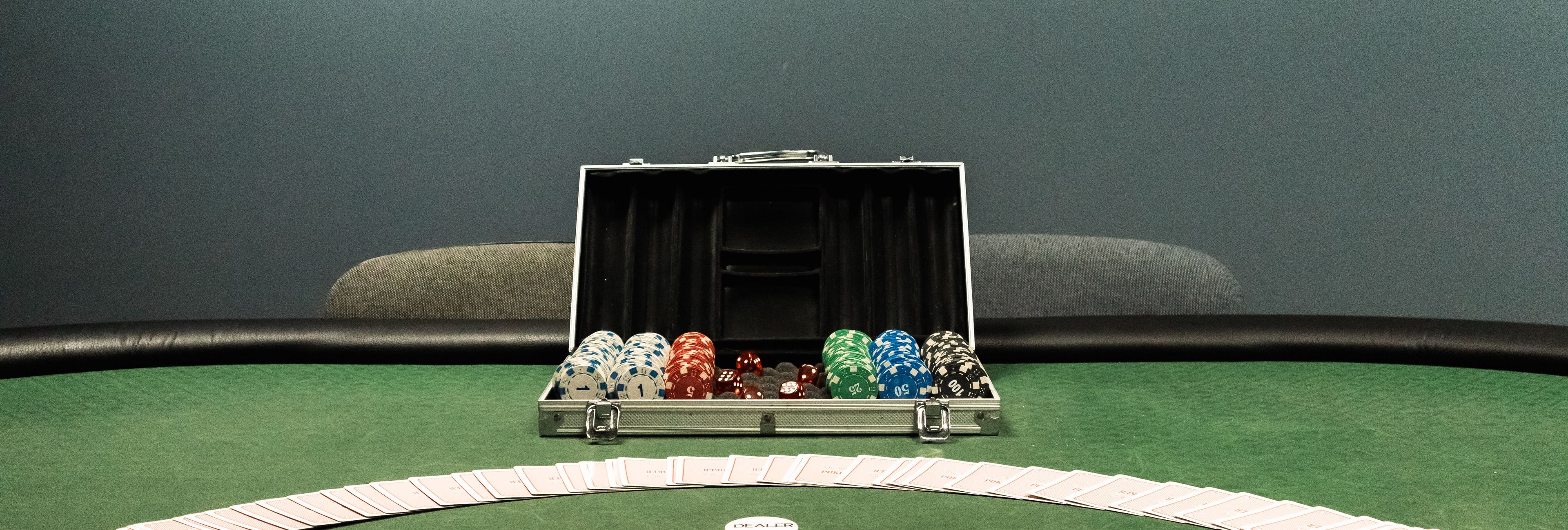 Live Poker Tells: How to Read Opponents at the Table (2026)