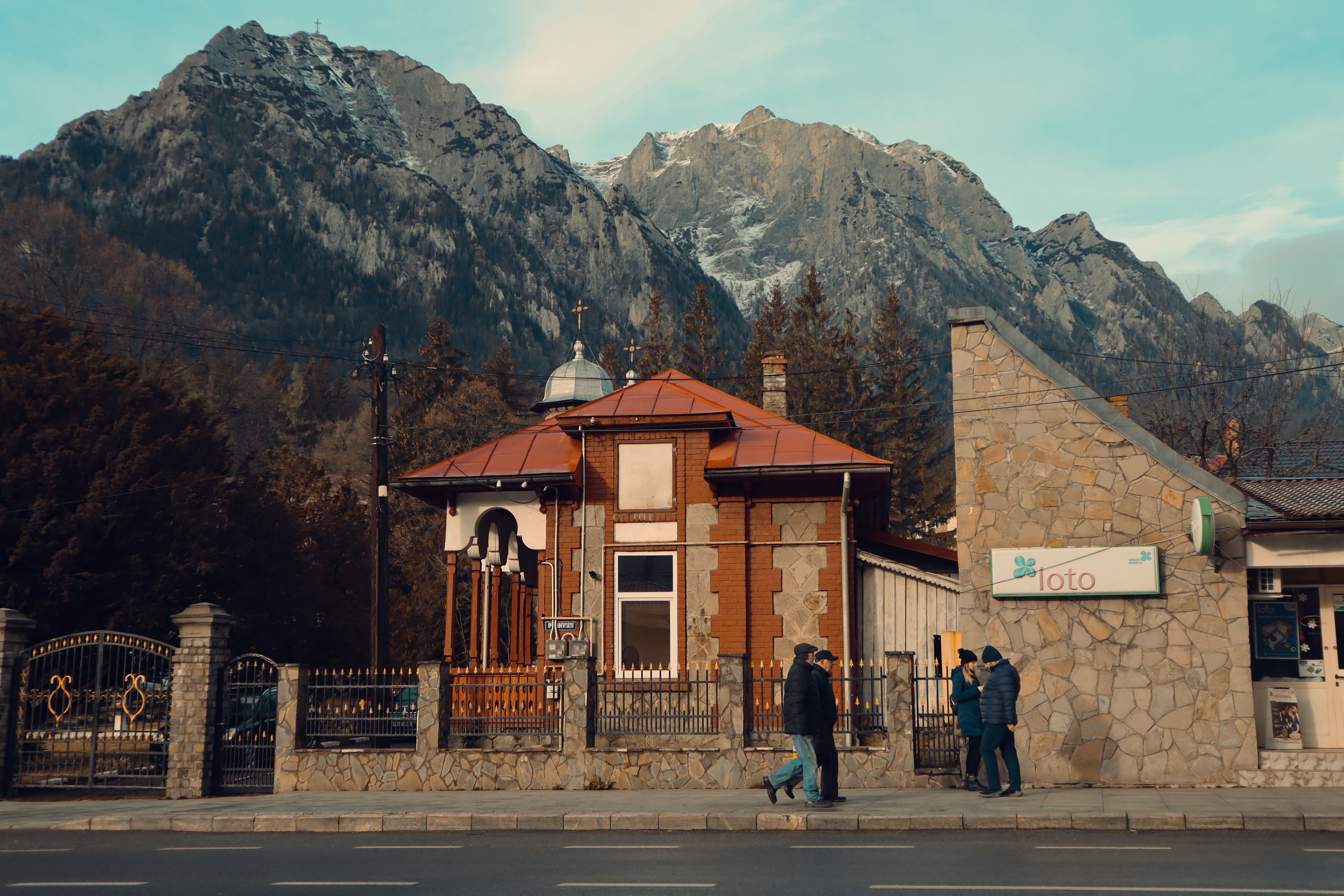 Cum să explorezi pe jos comunitățile locale din România
