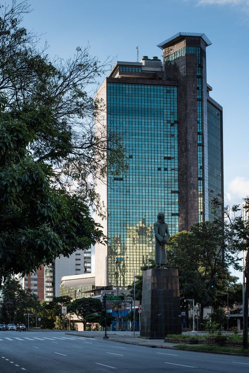Free High-rise office building in Belo Horizonte with a statue in the foreground. Stock Photo