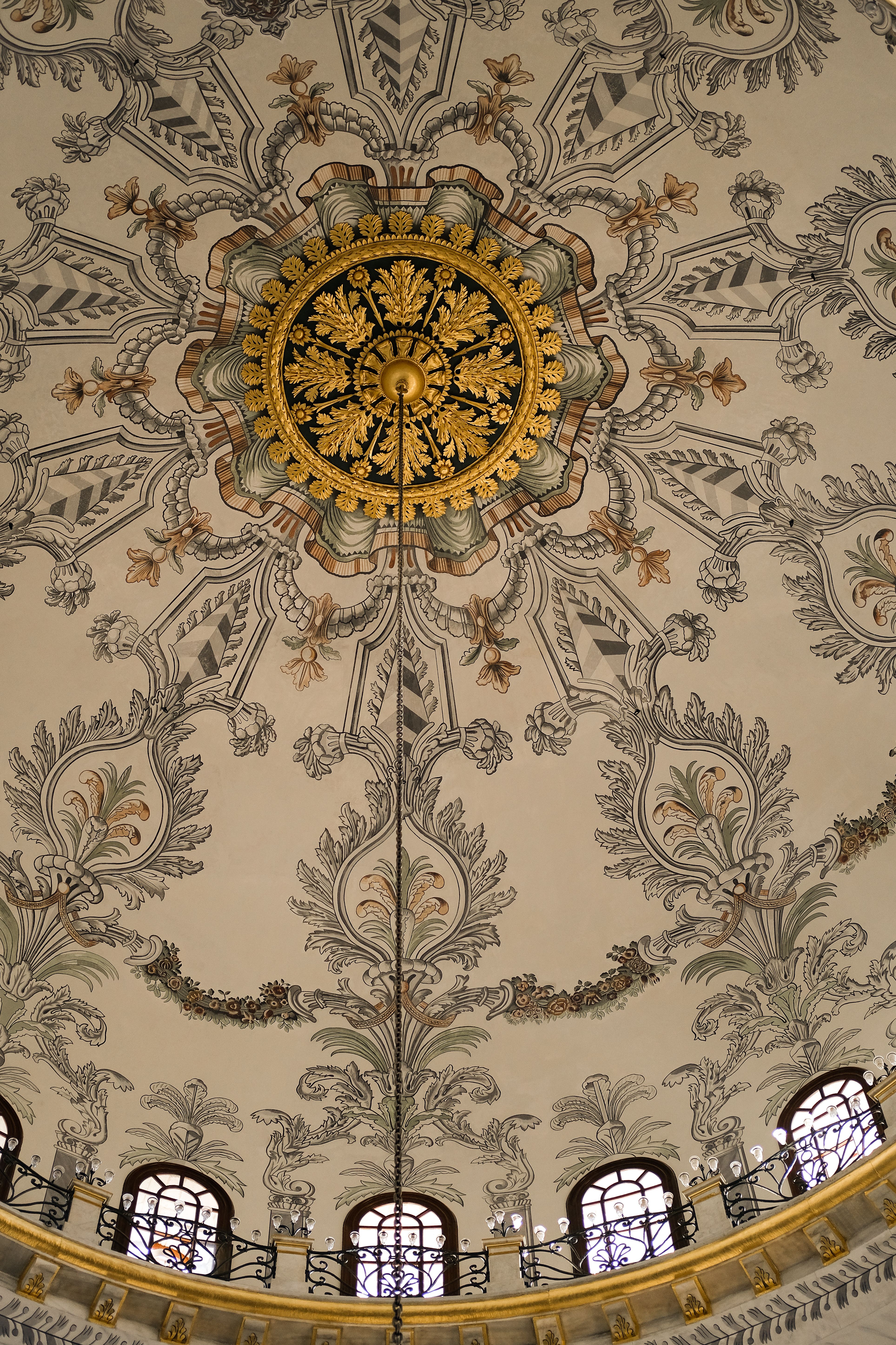 Captivating view of an intricately decorated dome ceiling in İstanbul, Türkiye.