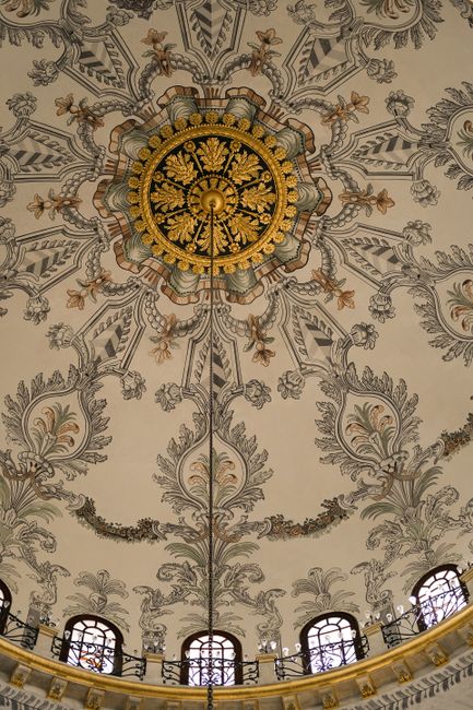 Captivating view of an intricately decorated dome ceiling in İstanbul, Türkiye.