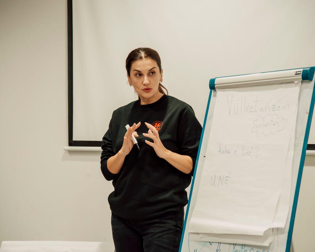 Formatrice construisant le déroulé d'une formation sur un paperboard