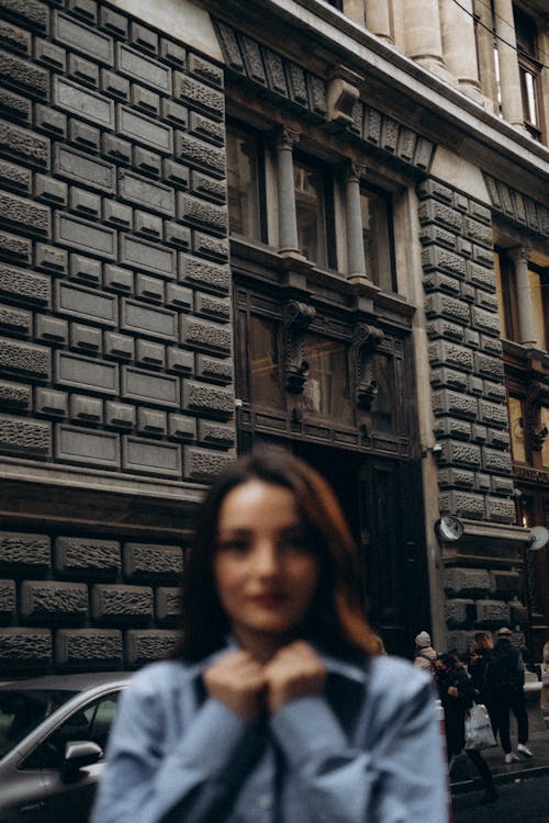 Fotobanka s bezplatnými fotkami na tému blúzka, bruneta, mesta