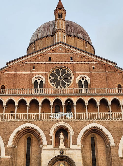 Ingyenes stockfotó a Szent Antal-bazilika, épülethomlokzat, függőleges lövés témában