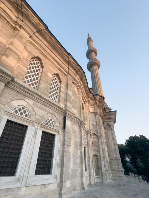 Free A stunning low-angle shot of a mosque facade and minaret in Fatih, Istanbul at sunset. Stock Photo