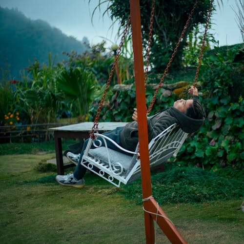 Kostenloses Stock Foto zu asiatischer mann, entspannt, kapuzenjacke