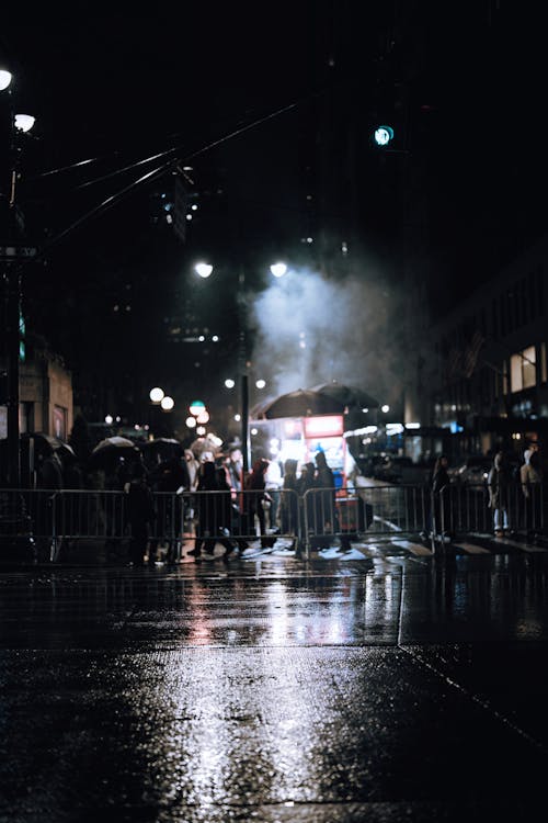 Foto profissional grátis de andando, fotografia de rua, noite