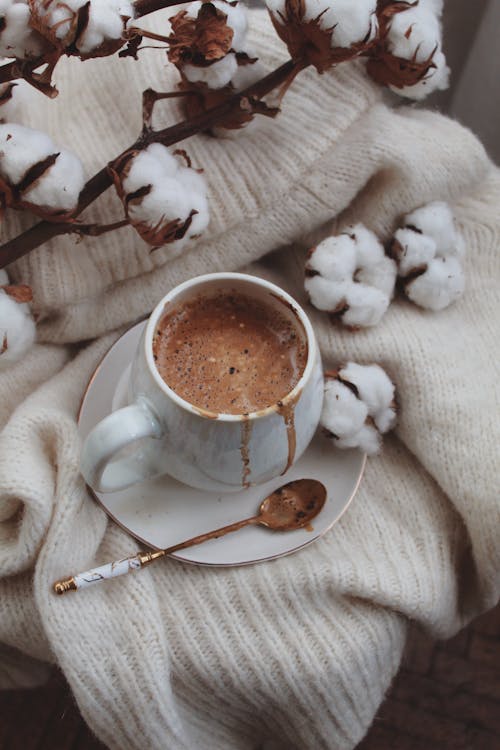 https://images.pexels.com/photos/15021333/pexels-photo-15021333/free-photo-of-coffee-in-cup-in-cozy-decoration.jpeg?auto=compress&cs=tinysrgb&w=1260&h=750&dpr=1