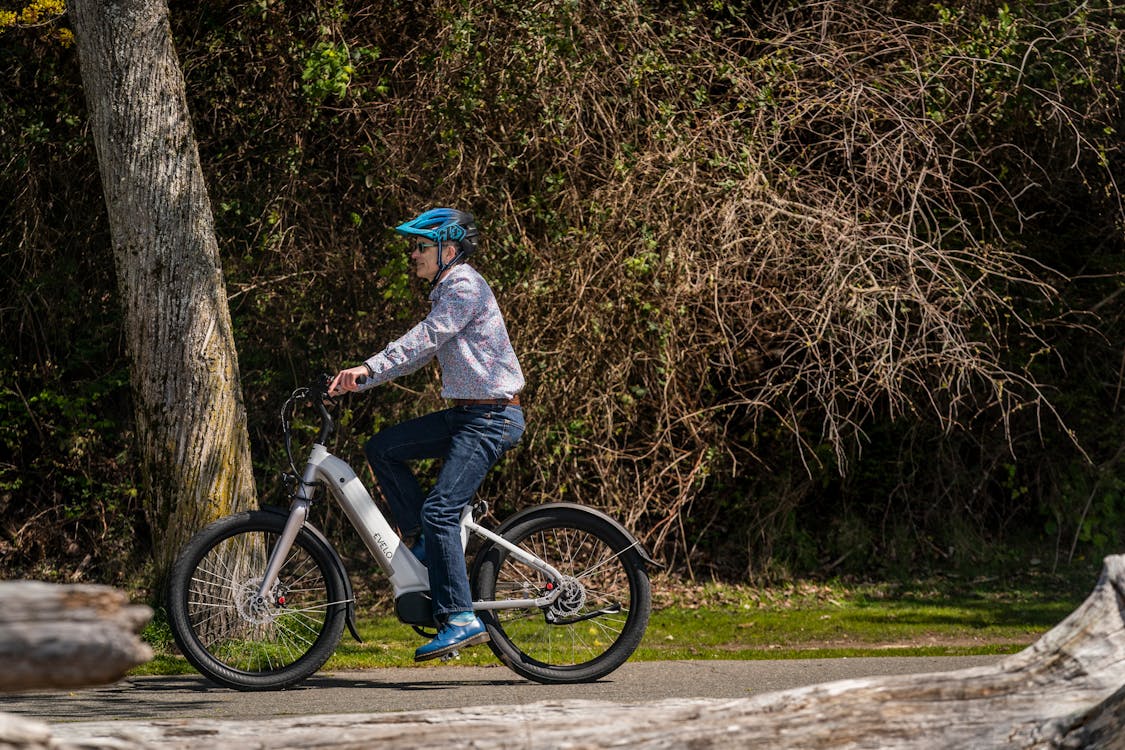 elderly man riding an ebike to lose weight