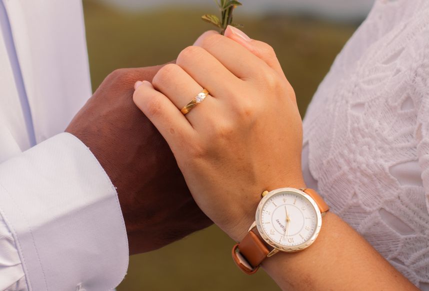 Online dating: starting a conversation on a niche platform