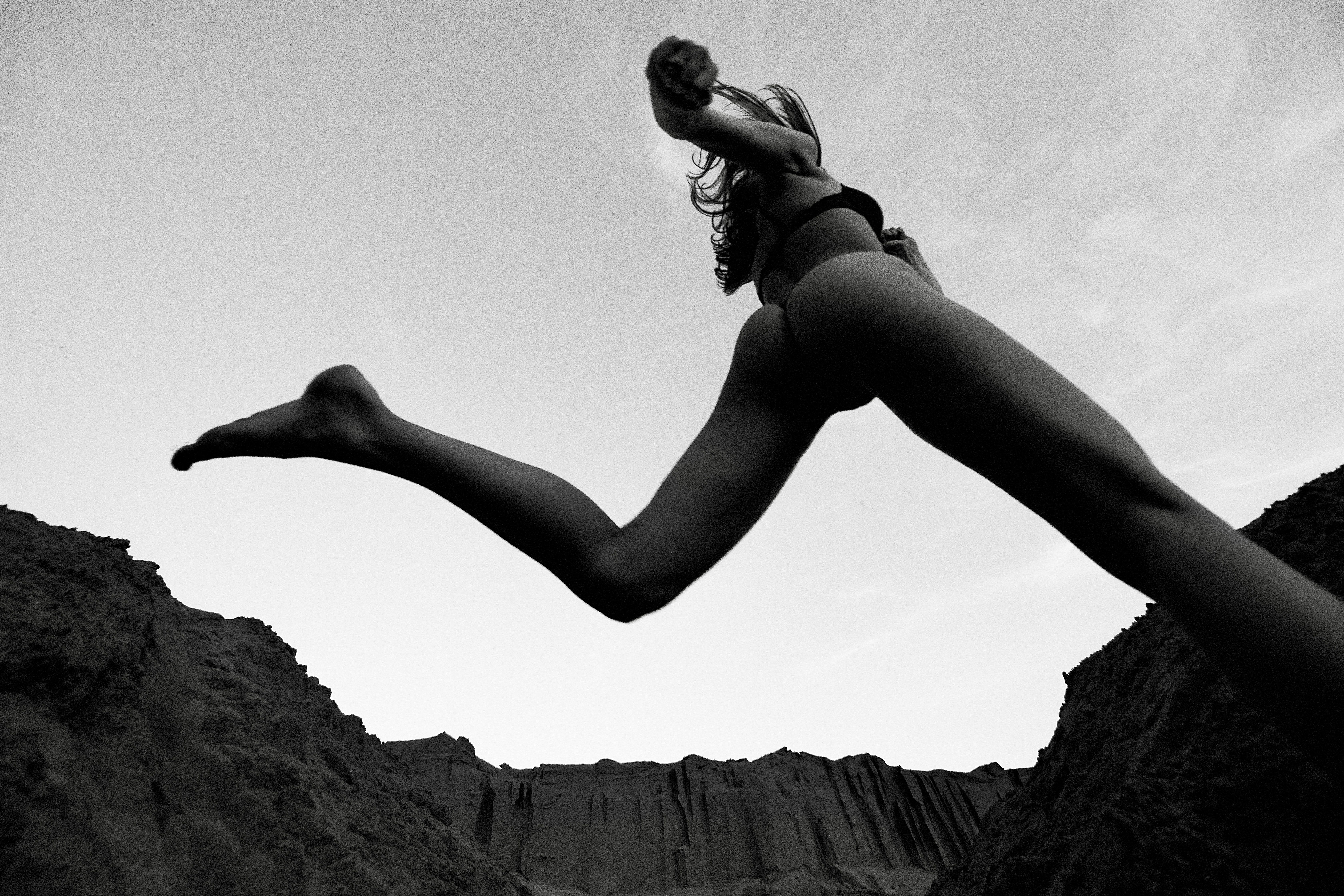 Black and white image of a woman jumping barefoot outdoors in Arkhangelsk — freif
