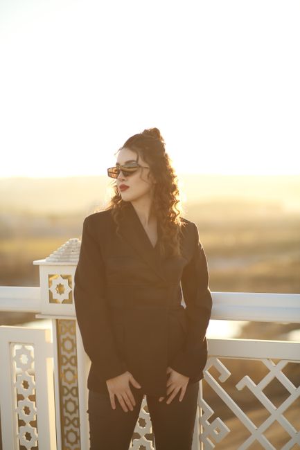 Sharp black blazer and dark shades, catching the last of the light.
#styleinspo #black #blazer #sunglasses