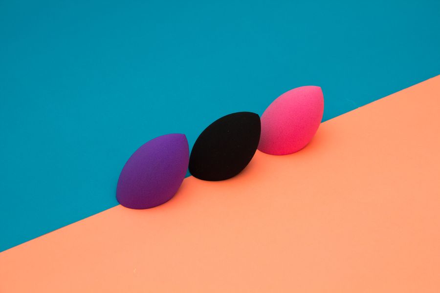 Спонжи-капли (Beauty Blender) — три штуки на цветном фоне