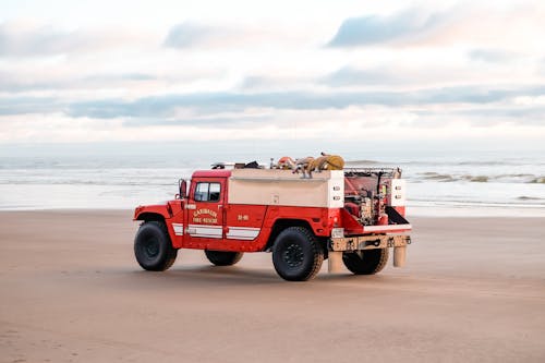 bezplatná Základová fotografie zdarma na téma hasičský vůz, mořského pobřeží, nákladní automobil Základová fotografie