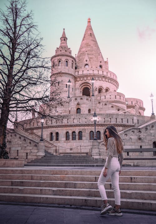 Kostenloses Stock Foto zu budapest, fischerbastei, frau