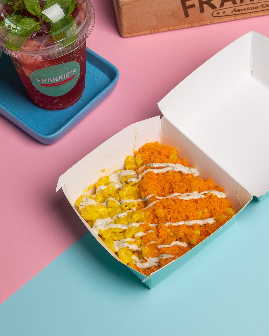 Un box da asporto con insalata e bibita