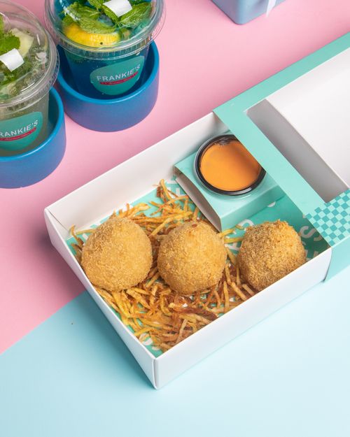 Free A stylish arrangement of gourmet fried snacks and beverages, perfect for food enthusiasts. Stock Photo