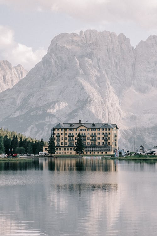 Fotobanka s bezplatnými fotkami na tému hory, hotel, jazero
