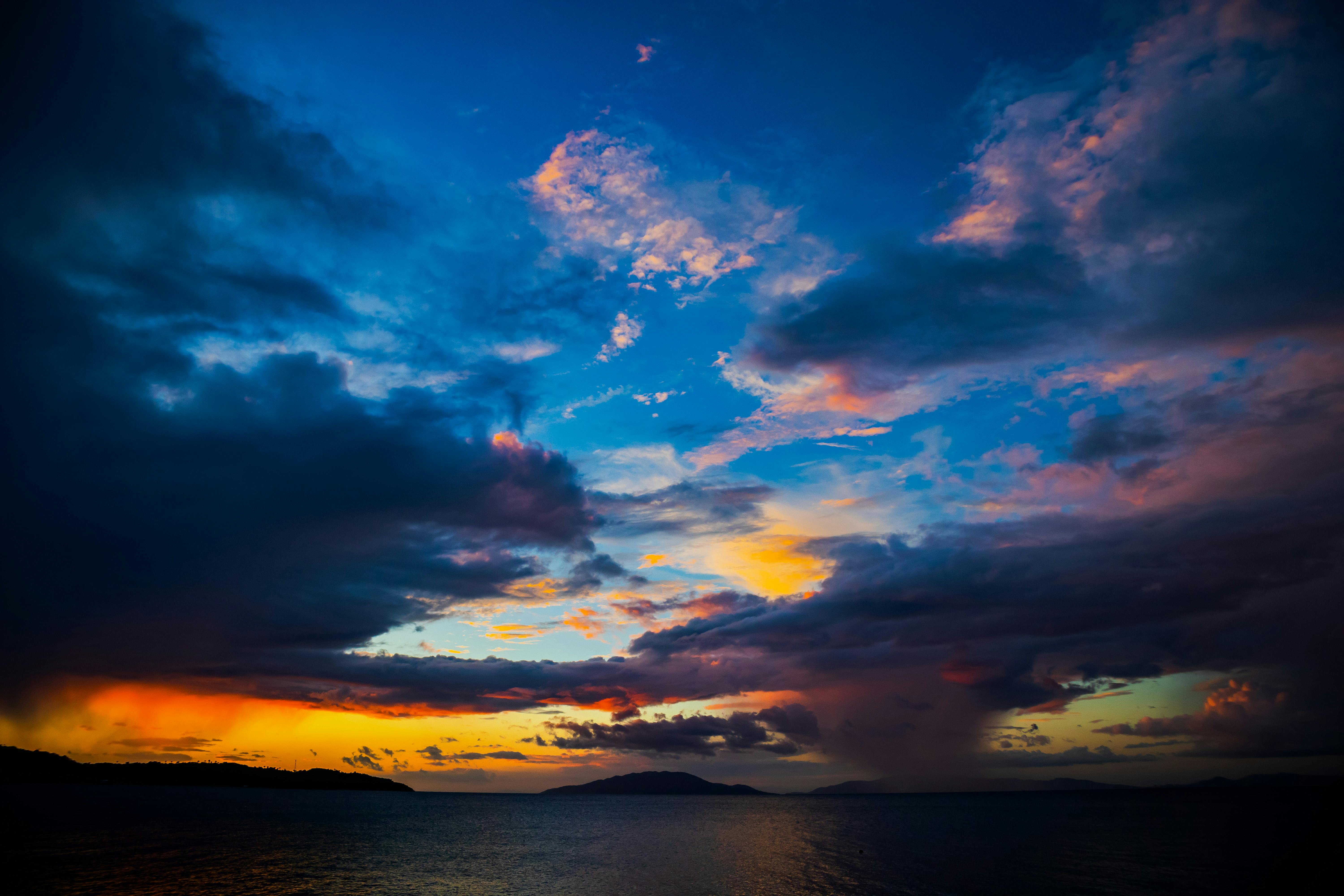 Ocean Under the Twilight Sky · Free Stock Photo