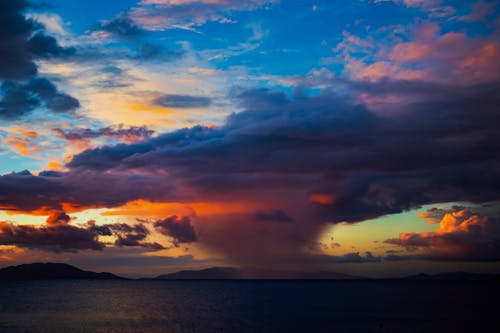 Free Dramatic Sky above Sea on Sunset Stock Photo