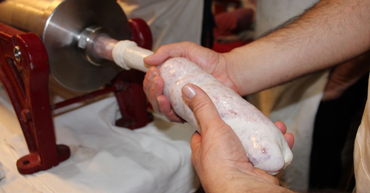 Hinter der Currywurst-Bude: Berlins Imbisskultur und das Handwerk dahinter 2 Wurstfüllmaschine und Räucherschrank in einer Imbiss- und Metzgereiküche
