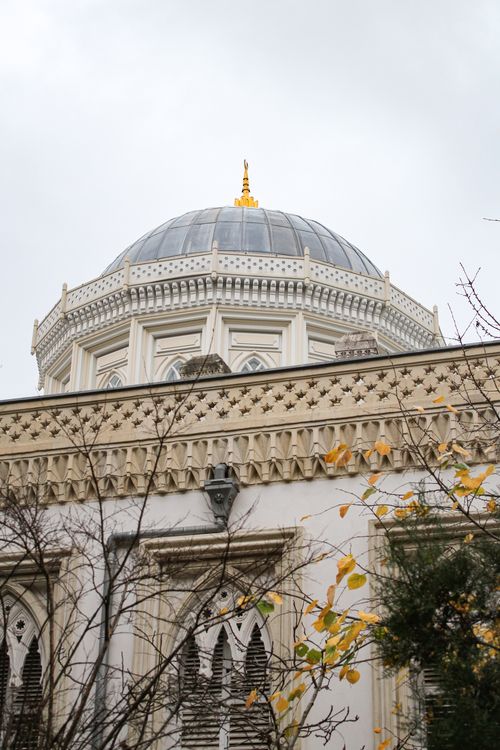 Free Beautifully crafted Islamic architecture featuring an intricately designed dome. Stock Photo