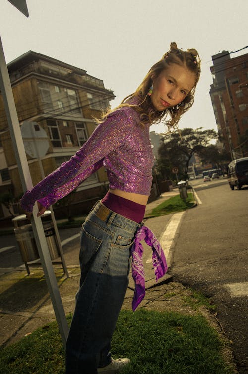 Fotobanka s bezplatnými fotkami na tému držanie, džínsy, fialová blúzka