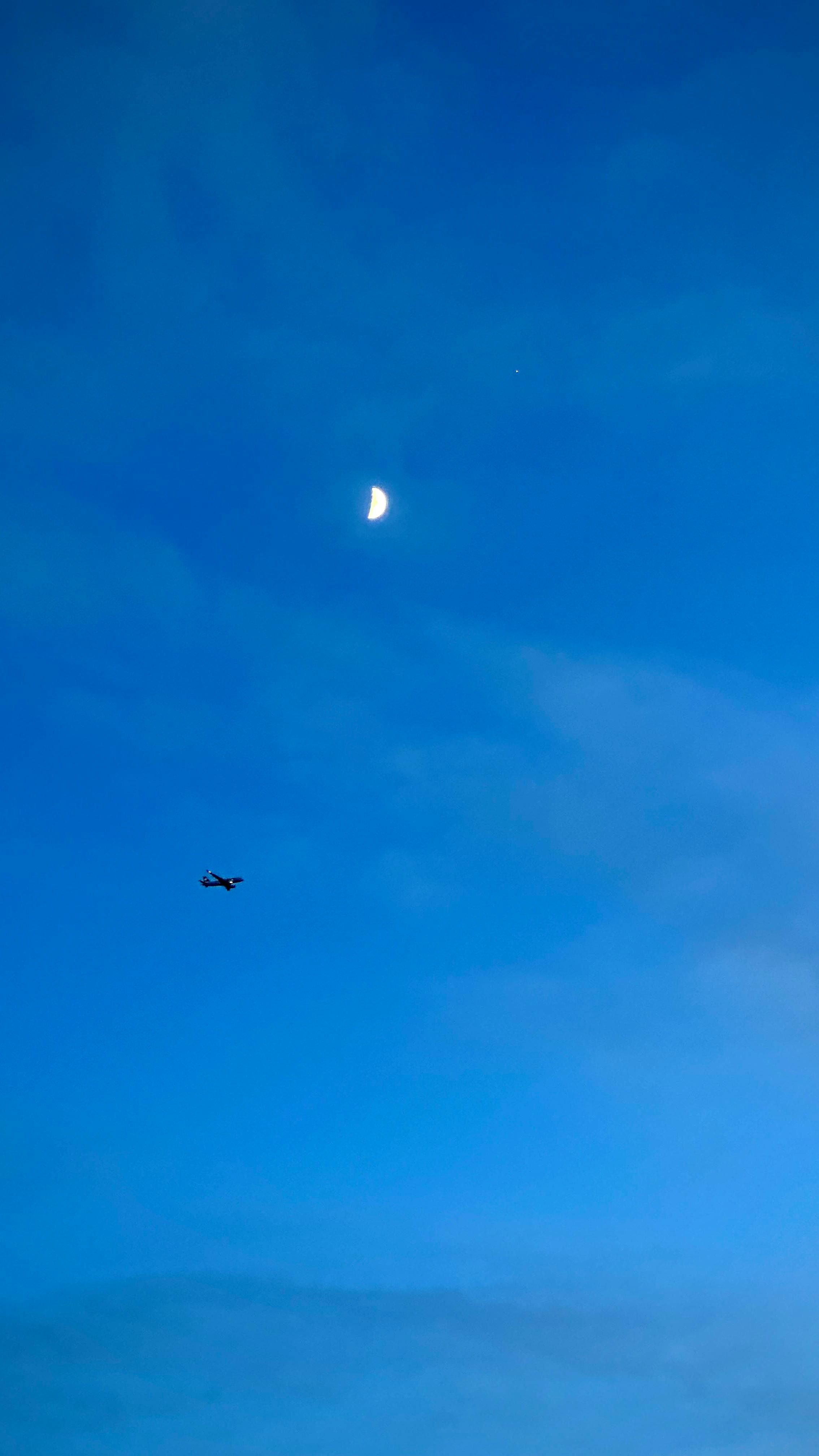 Step-by-step image of oatmeal preparation in a saucepan with toppings nearby