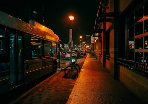 Бесплатное стоковое фото с автобус, автобусная остановка, город