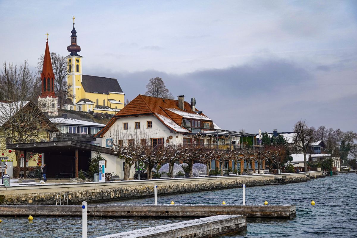 The shore of lake Mondsee in winter with historic buildings