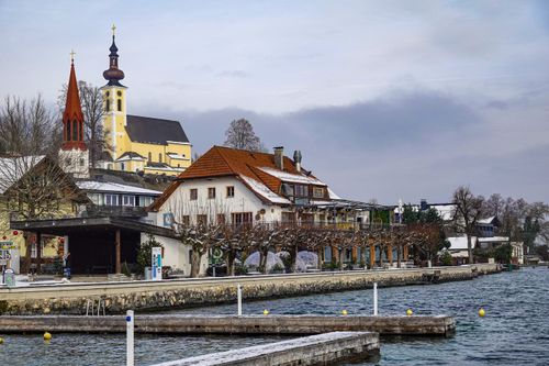 Free Captivating winter scene of Mondsee town with its waterfront and historic church buildings. Stock Photo