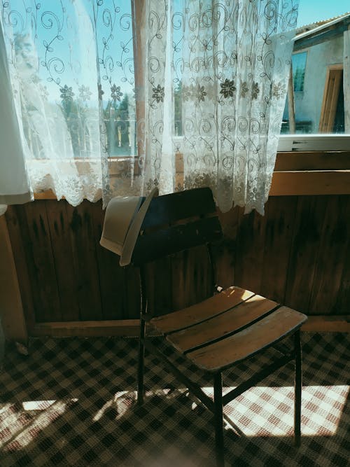 Foto d'estoc gratuïta de barret, cadira, cortina