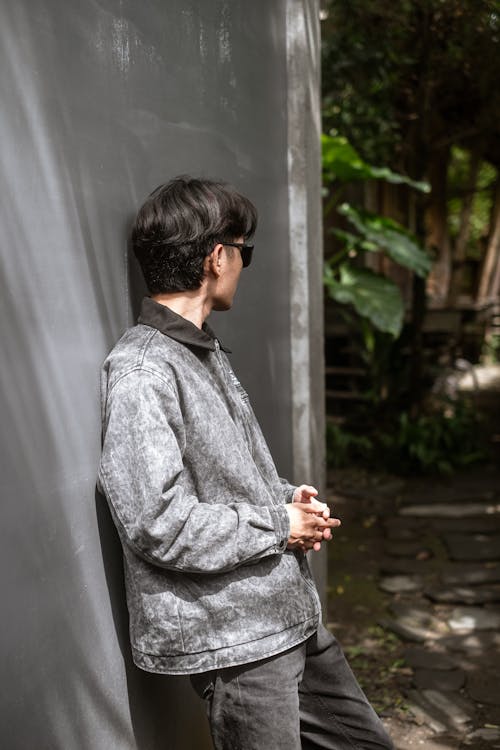 Kostenloses Stock Foto zu asiatischer mann, dunkle jacke, garten