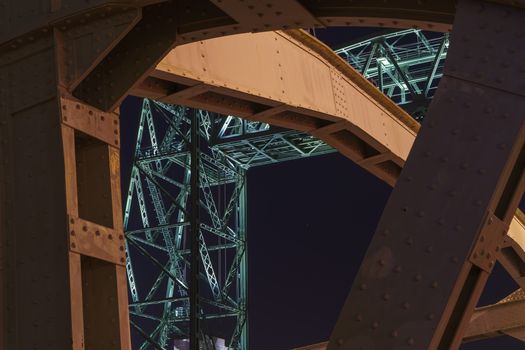 Nacht & Brücke – Atemberaubendes architektonisches Motiv