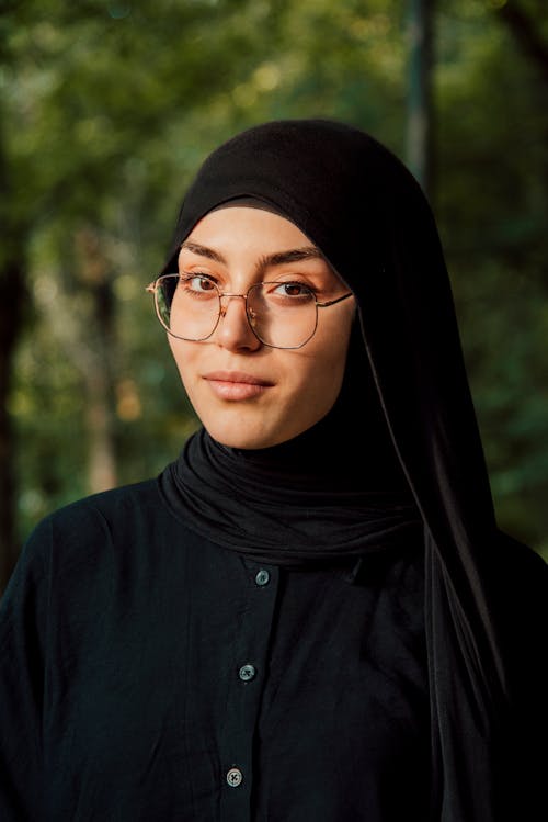 Fotobanka s bezplatnými fotkami na tému arabská žena, čierna, na zvislo