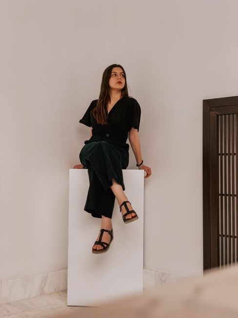 Hoy llevé falda de terciopelo con top cruzado, y estas sandalias combinan con todo, así que salir fue muy fácil 🖤
#lookdeldia #estilominimal #black #sandals #skirt