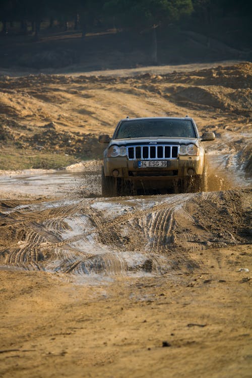 Jeep Grand Cherokee in Mud