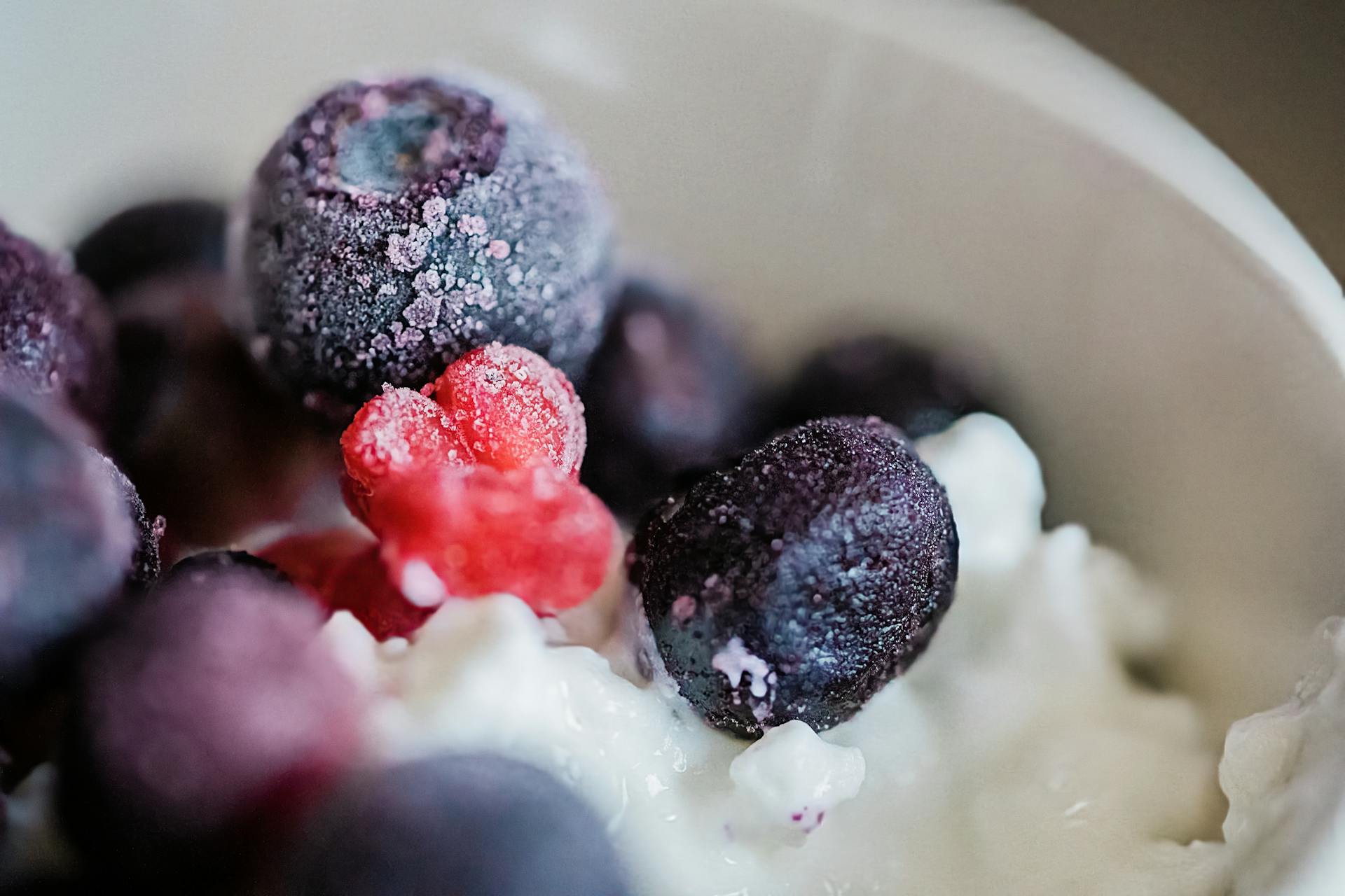 Frozen Yogurt with Berries