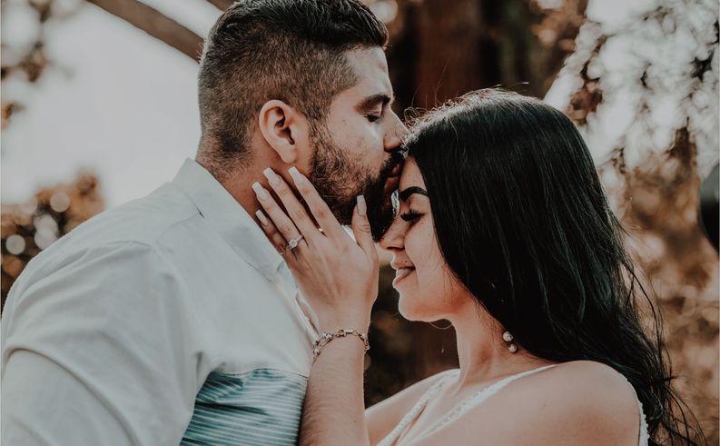 Online dating: starting a conversation on a niche platform