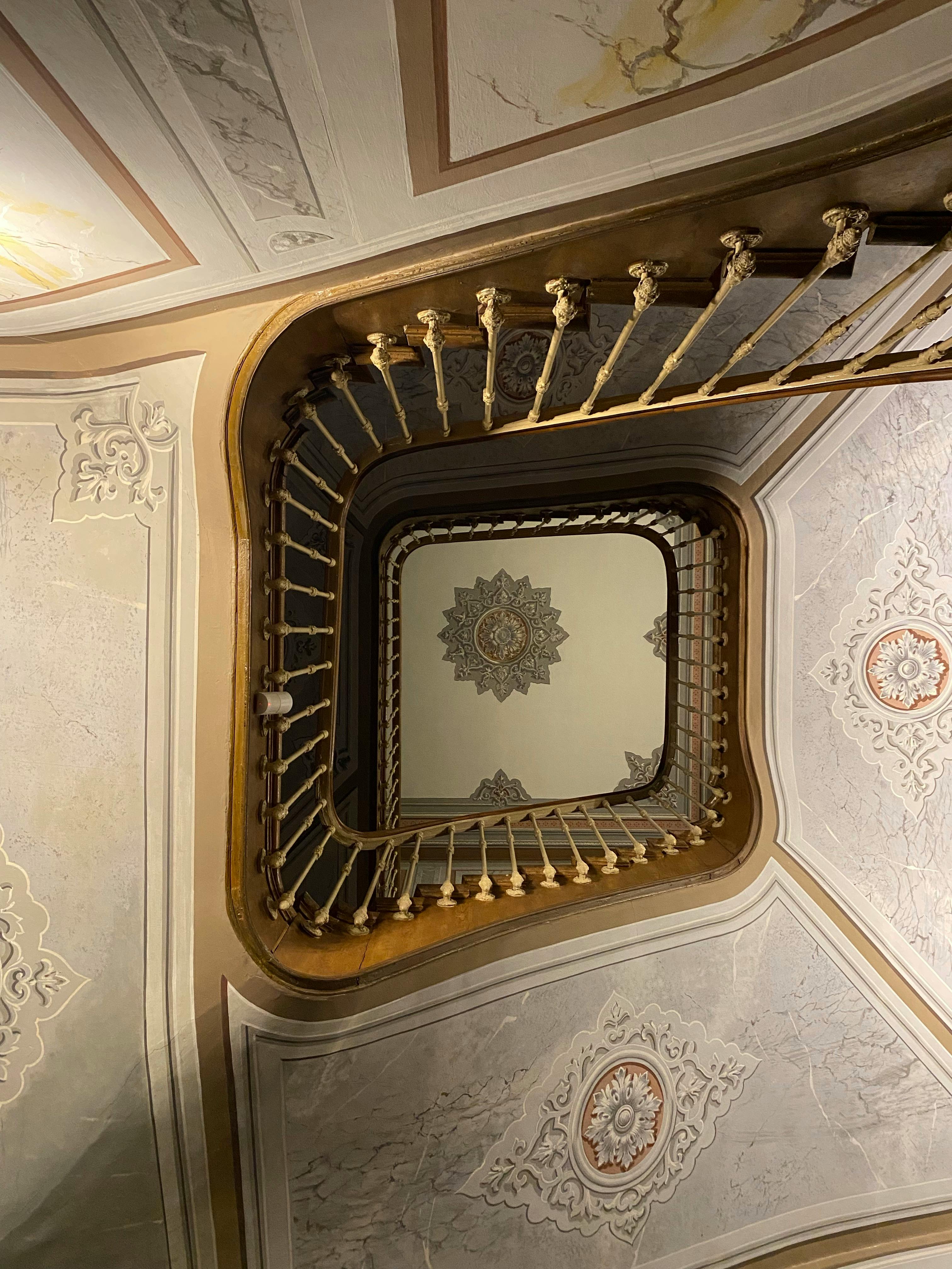 Ornamented Walls around Handrail · Free Stock Photo