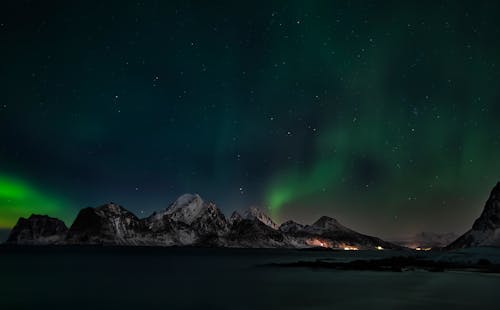 Aurora borealis, dağlar, doğa içeren Ücretsiz stok fotoğraf