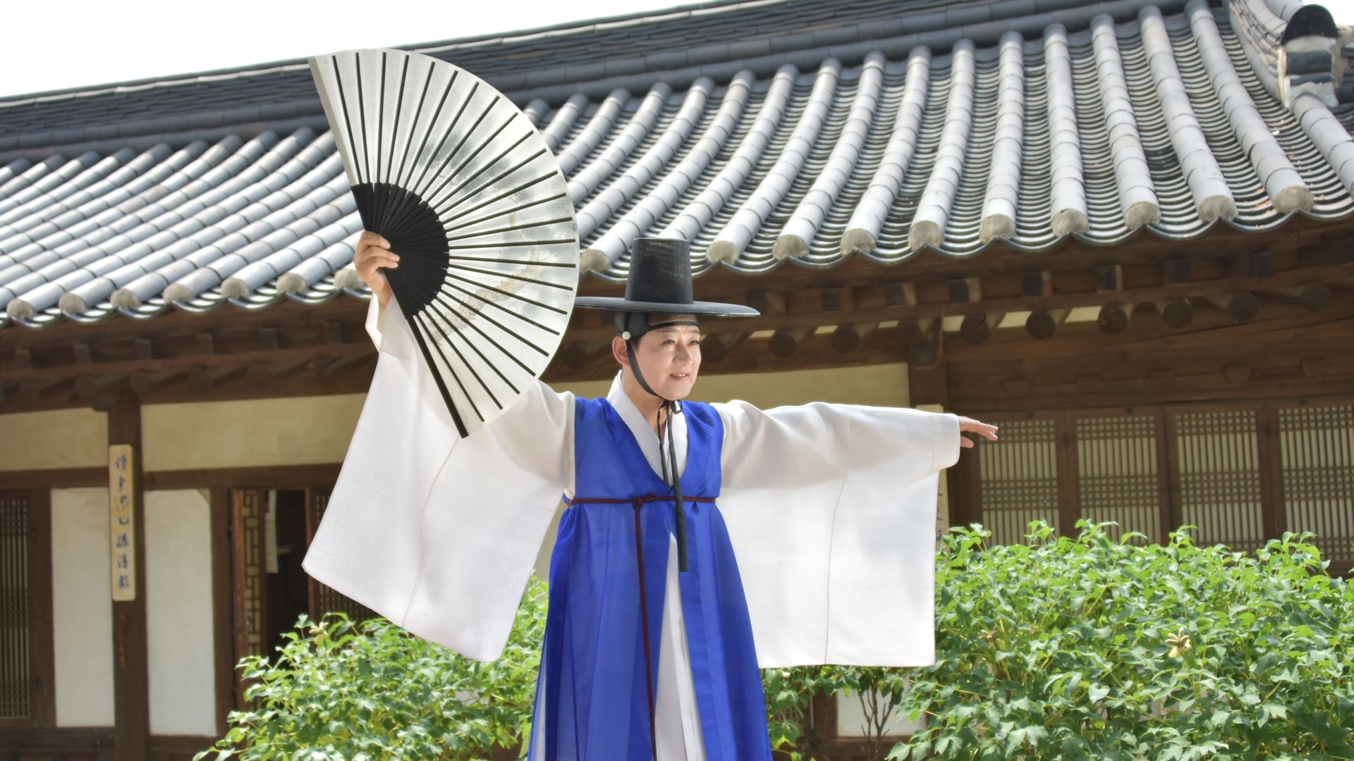Pertunjukan budaya tradisional yang menggambarkan suasana festival budaya Korea