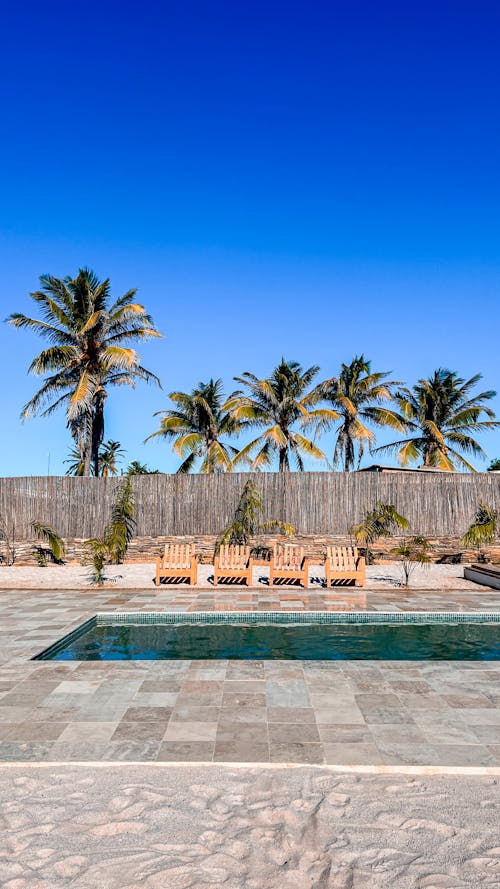 Foto profissional grátis de água, ao lado da piscina, areia