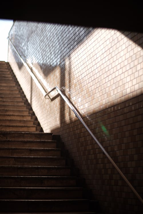 Fotos de stock gratuitas de entrada del metro, escaleras de hormigón, lugar público