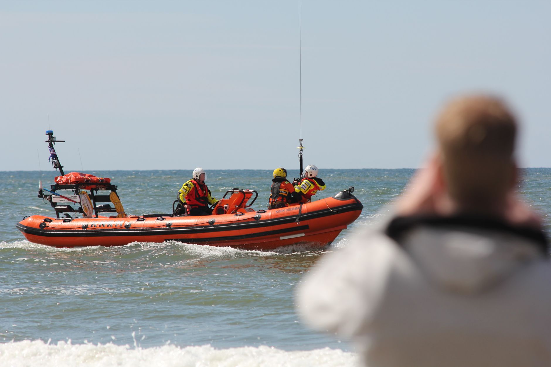 RNLI gönüllüleri denizde kurtarma operasyonu sırasında