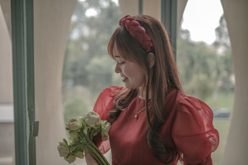 Gratis stockfoto met Aziatische vrouw, bloemen, boeket