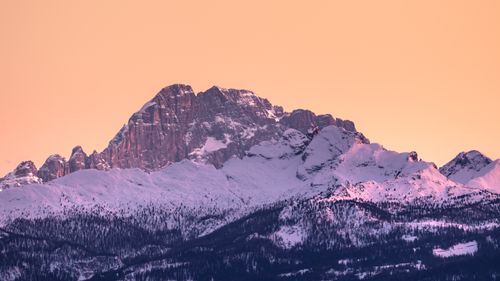 Free Captivating view of a snow-covered mountain peak at sunrise, showcasing winter beauty. Stock Photo
