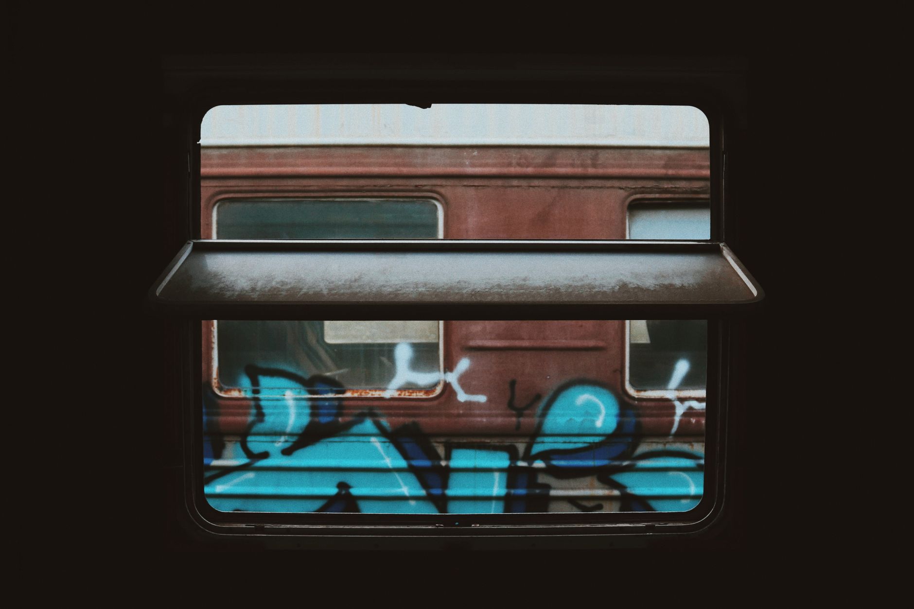Ukrayna'da hasar görmüş bir tren lokomotifi